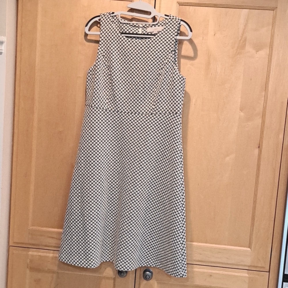 Loft Size 8 sleeveless dress black/white pattern